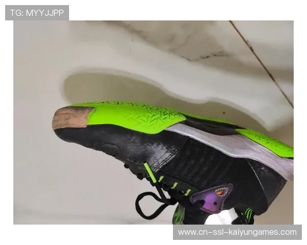 羽毛球选手鞋子开胶