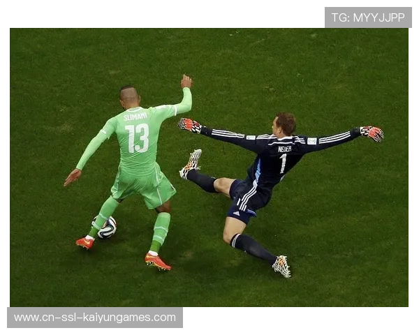 诺伊尔冲出禁区头球解围,截断对方远距离长传反击 诺伊尔冲出禁区头球解围,截断对方远距离长传反击